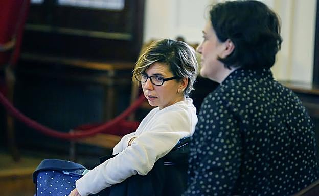 La acusada charla con su procuradora durante la sesión del juicio.