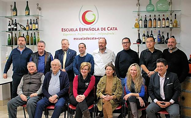 Imagen principal - Los catadores posan en la imagen de arriba. Abajo, algunos de los vinos valorados y un catador. 