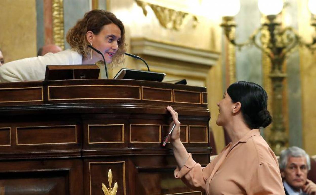 La presidenta del Congreso, Meritxell Batet, y la diputada de Vox Macarena Olona dialogan durante el pleno.