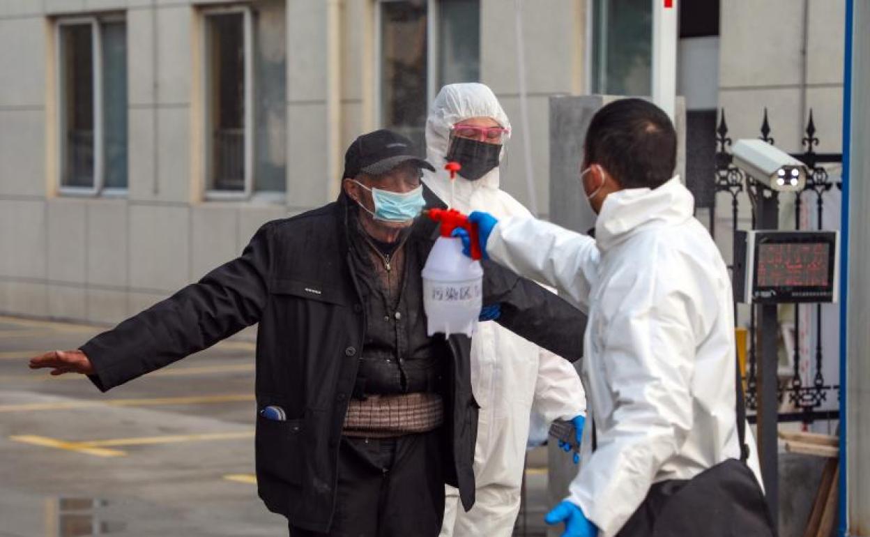 Las autoridades chinas elevan a 427 los fallecidos por el coronavirus