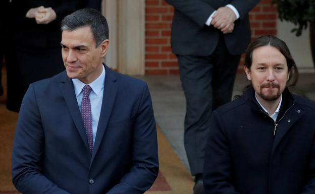 Pedro Sánchez y Pablo Iglesias, en el primer Consejo de Ministros. 