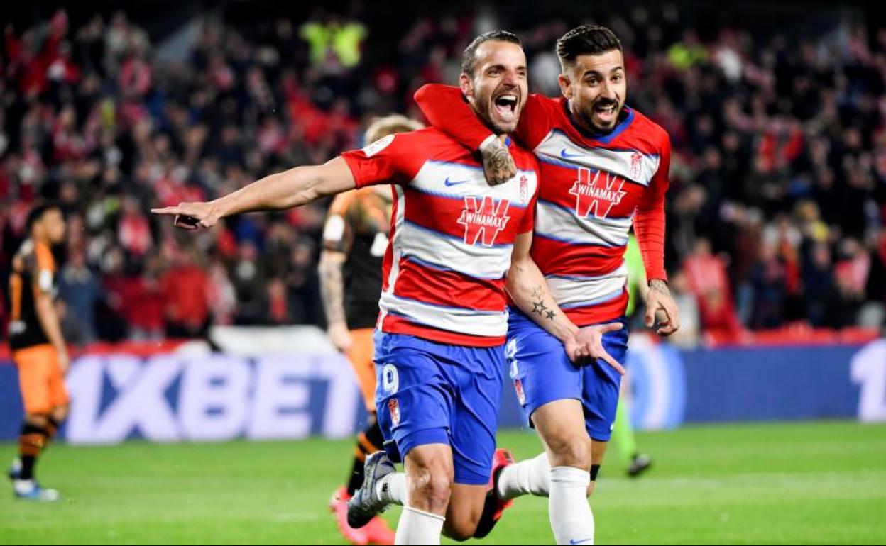 Soldado y Vadillo celebran un gol del Granada.