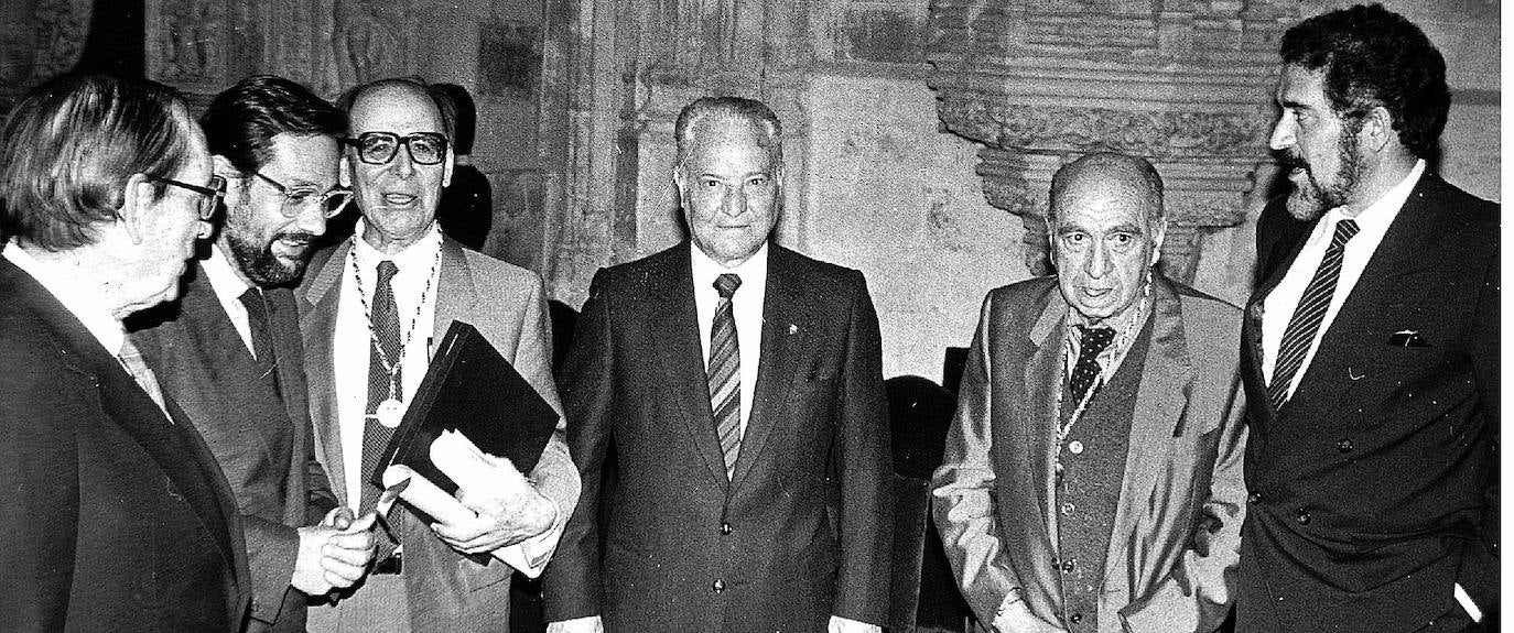 Miguel Delibes, Javier Solana, Antonio Tovar, Pascual Teresa, Juan Díaz Caneja y Demetrio Madrid, en la primera edición de los Premios Castilla y Leon en 1984.