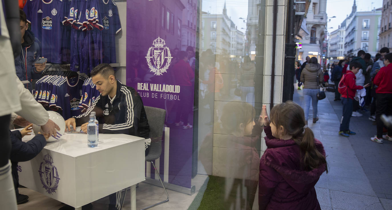 El nuevo jugador del club se ha acercado hoy hasta la tienda oficial para recibir a los aficionados y firmar autógrafos.