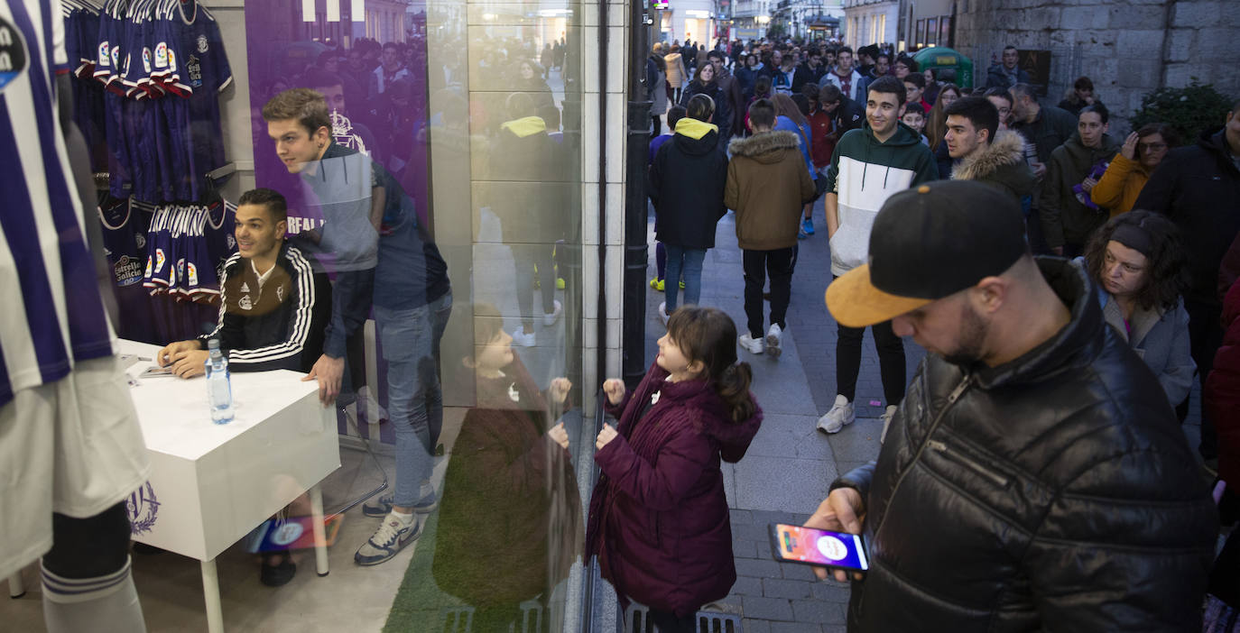 El nuevo jugador del club se ha acercado hoy hasta la tienda oficial para recibir a los aficionados y firmar autógrafos.