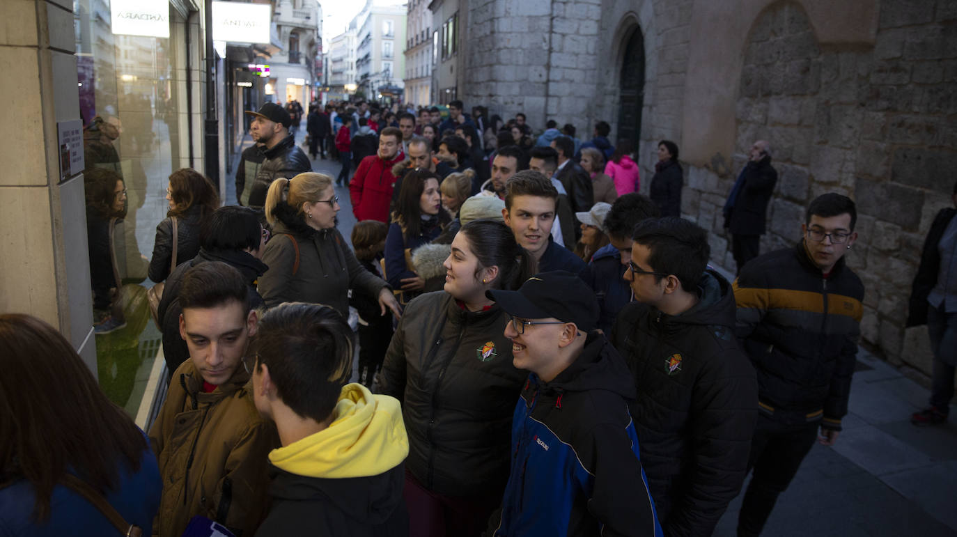 El nuevo jugador del club se ha acercado hoy hasta la tienda oficial para recibir a los aficionados y firmar autógrafos.