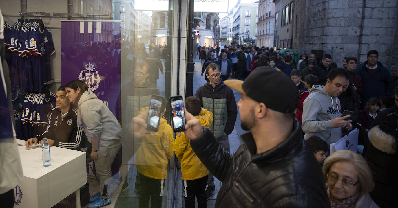 El nuevo jugador del club se ha acercado hoy hasta la tienda oficial para recibir a los aficionados y firmar autógrafos.