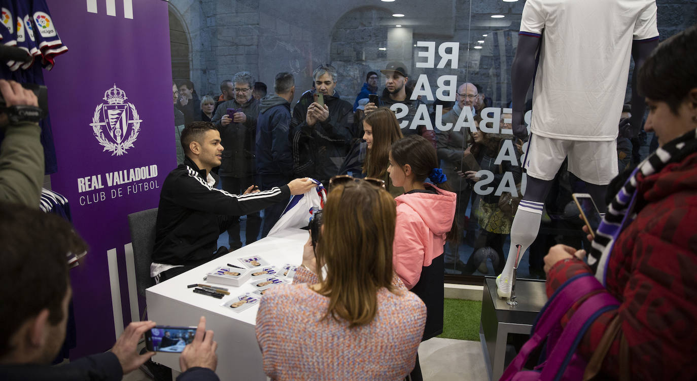El nuevo jugador del club se ha acercado hoy hasta la tienda oficial para recibir a los aficionados y firmar autógrafos.