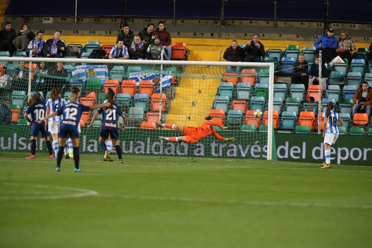 Primera semifinal de la Supercopa femenina de fútbol en el estadio Helmántico de Salamanca entre la Real Sociedad y la UD Levante. 