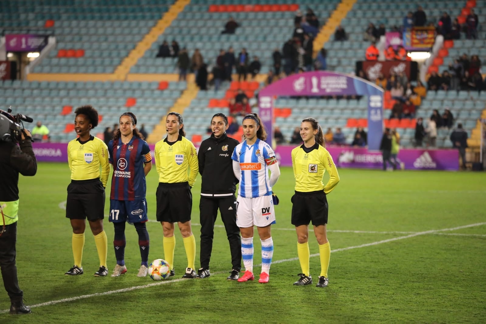 Primera semifinal de la Supercopa femenina de fútbol en el estadio Helmántico de Salamanca entre la Real Sociedad y la UD Levante. 