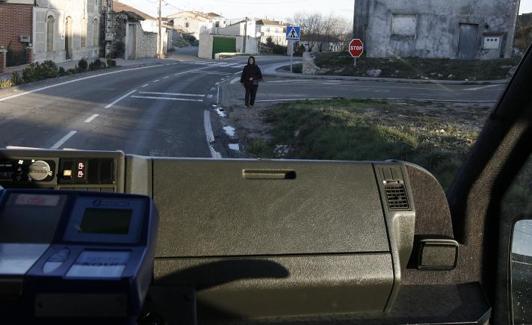 Un autobús de viajeros entra en un pueblo de Castilla y León