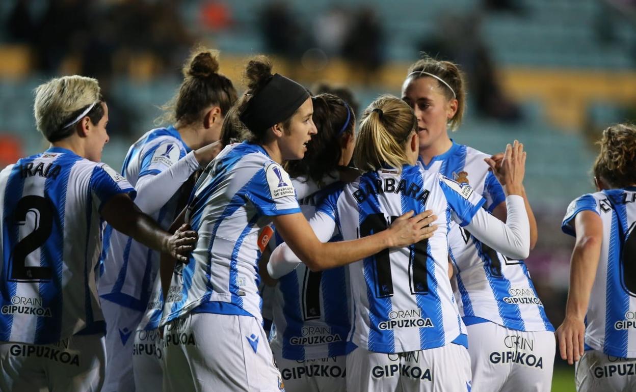 Las jugadoras de la Real Sociedad felicitan a Leire Baños tras su gol al Levante. 