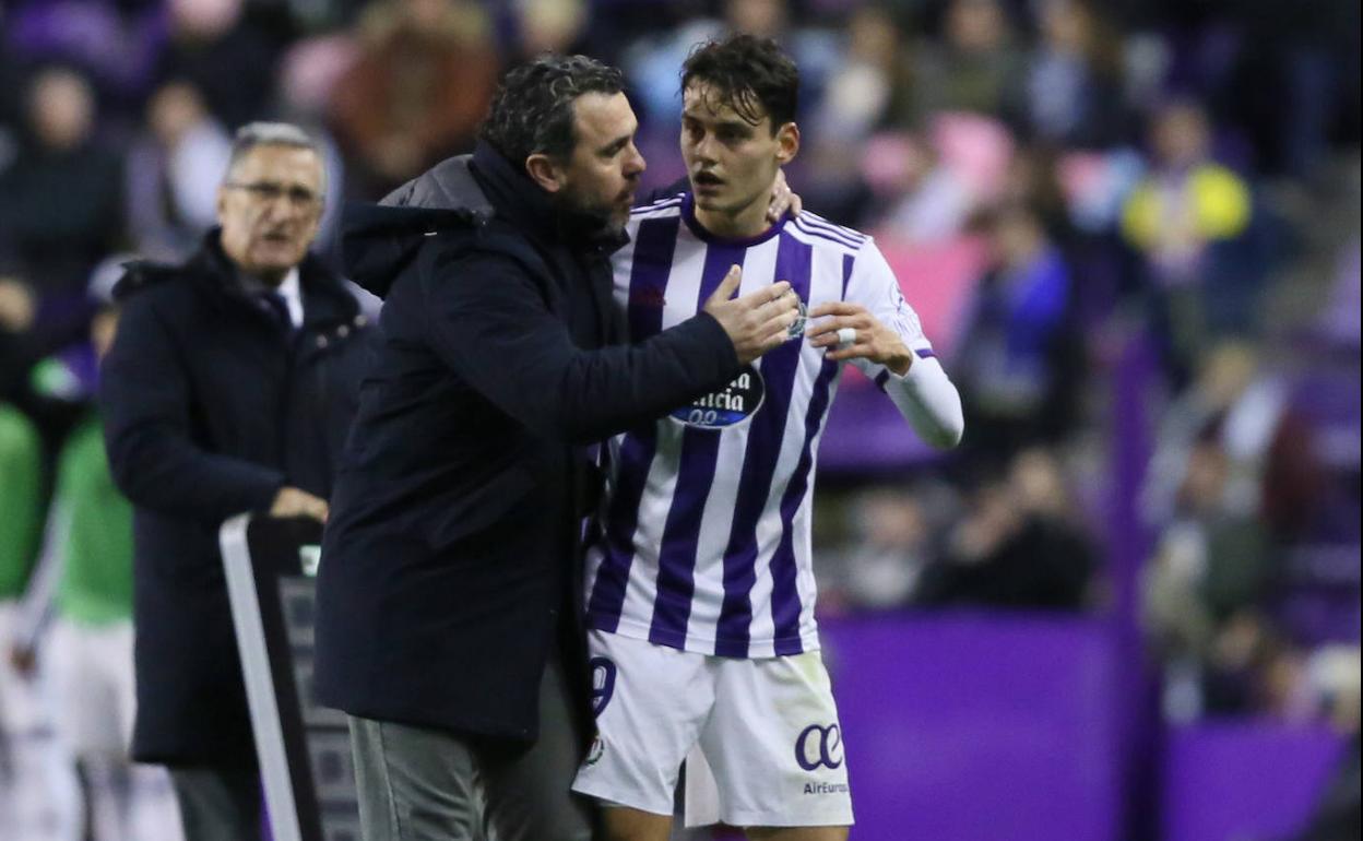 Sergio González habla con Ünal tras su cambio ante el Real Madrid. 