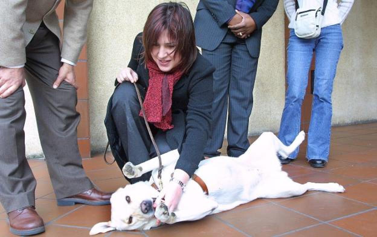 Cristina Fanjul, en una imagen de 2004, con su perro guía. 