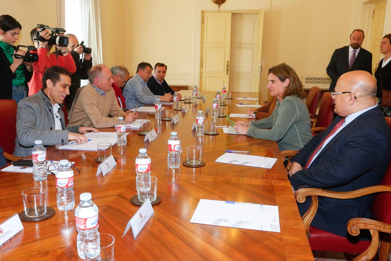 La ministra de Transición Ecológica y Reto Demográfico, Teresa Ribera, se reúne con el secretario general de CCOOCyL, Vicente Andrés; el secretario general de UGTCyL, Faustino Temprano; la delegada del Gobierno en Castilla y León, Mercedes Martín, y el subdelegado del Gobierno en León, Faustino Sánchez, para abordar la Mesa por un Futuro para León..