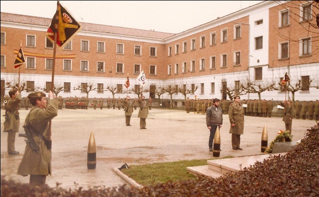 Inauguración del monolito instalado en el acuartelamiento.