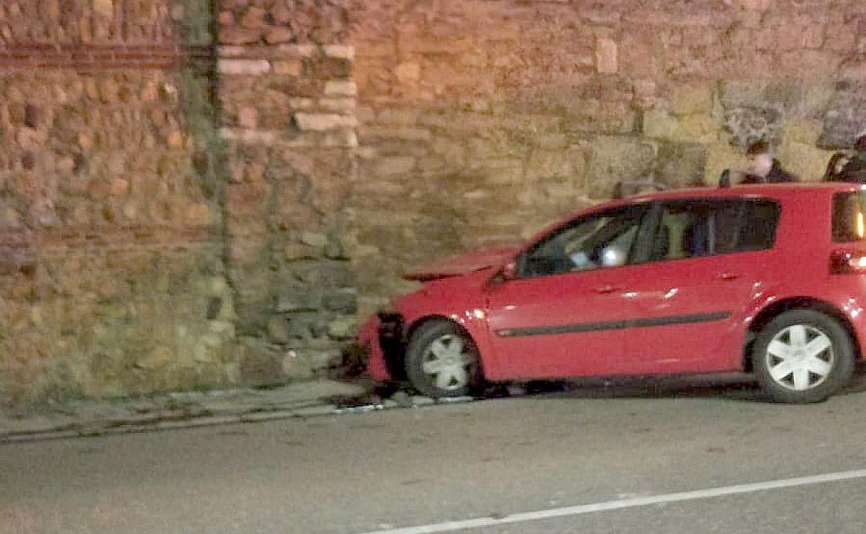 Imagen del vehículo tras impactar contra la muralla de León.