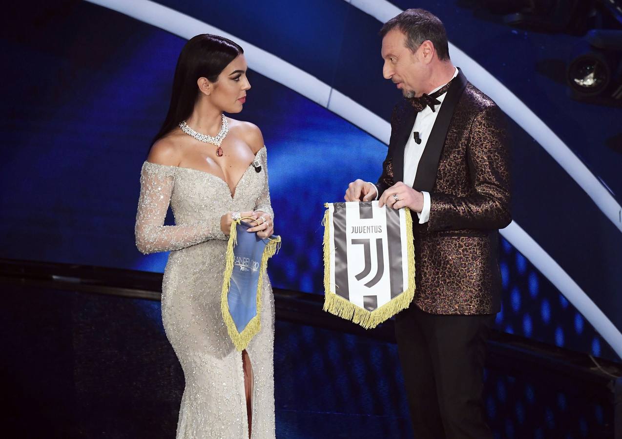 La modelo Georgina Rodríguez, pareja del futbolista Cristiano Ronaldo, debutó ayer como presentadora en el Festival de la canción de San Remo en Italia. Una gala en la que también aprovechó su faceta como bailarina para sorprender con un sensual tango.