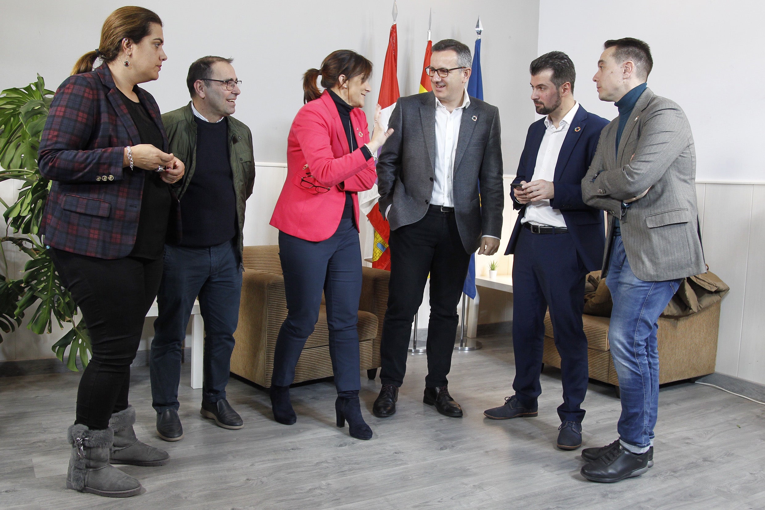 Los secretarios autonómicos del PSOE en Castilla y León, Luis Tudanca; y Murcia, Diego Conesa; se reúnen en Benavente (Zamora).