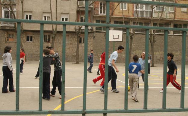 Alertan del peligroso juego viral puesto de moda en los recreos de los colegios