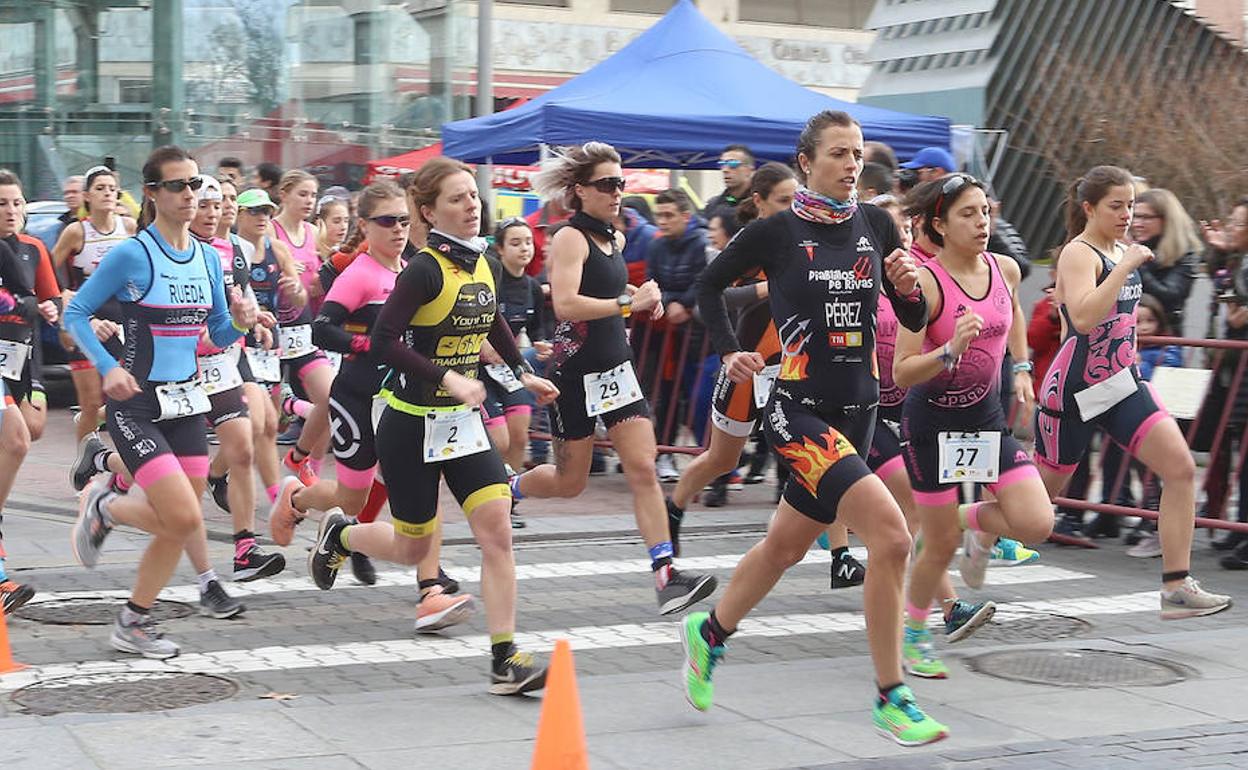 Emma Pérez lidera la carrera a la salida de la prueba en la plaza Pío XII: