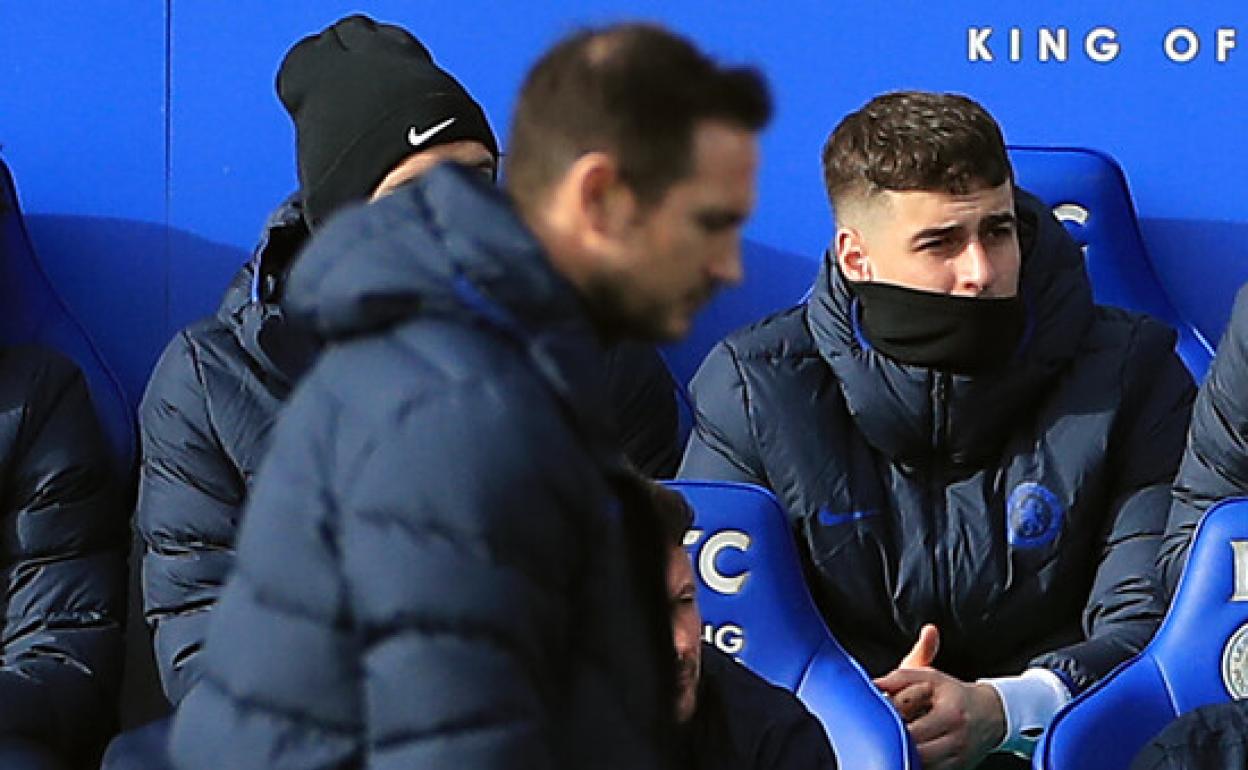 Kepa Arrizabalaga (d), en el banquillo tras Lampard.