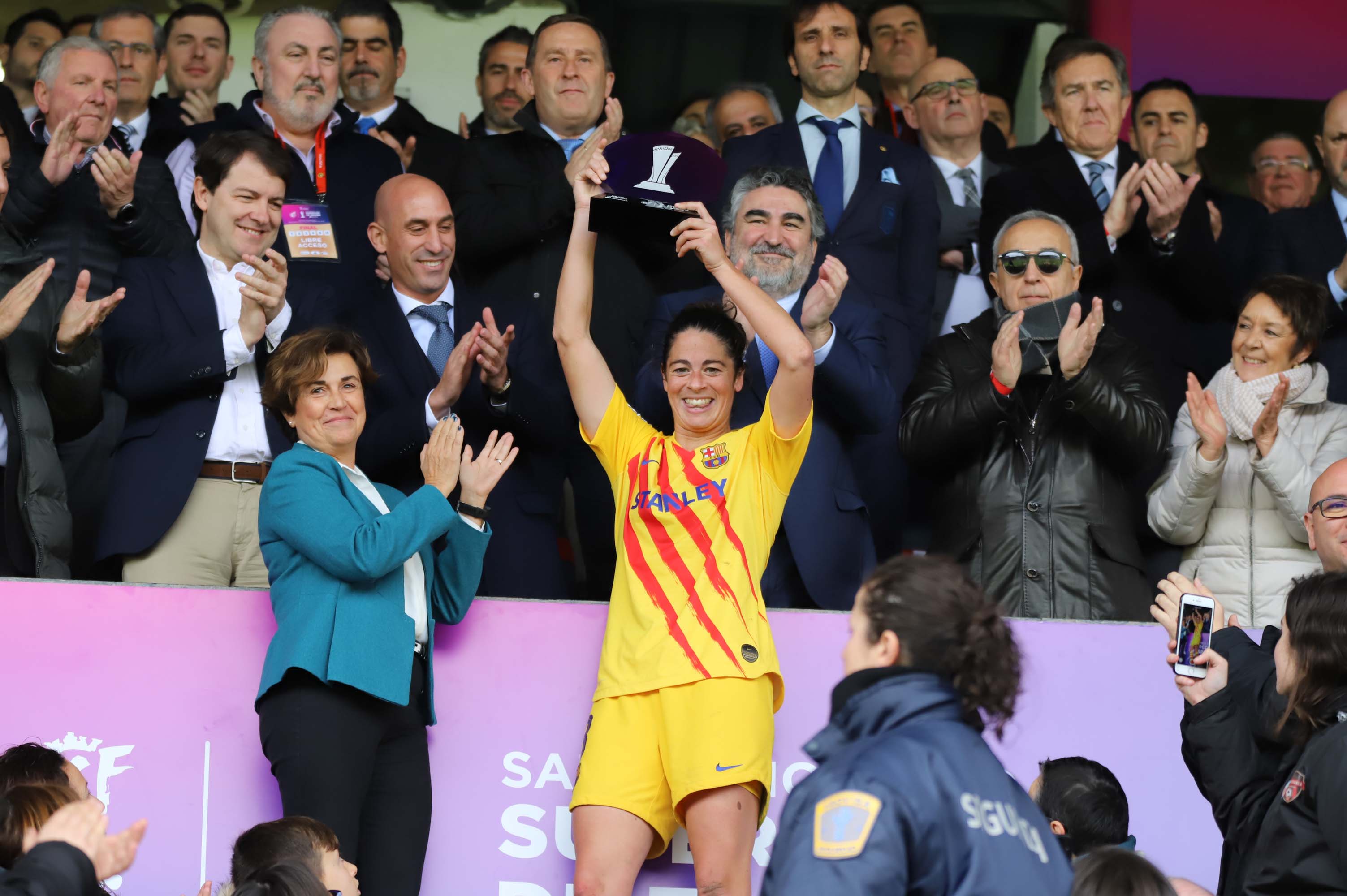 El equipo catalán se muestró muy superior desde el primer minuto a la Real Sociedad con cuatro goles de Marta Torrejón, MVP de la gran final celebrada en el estadio Helmántico