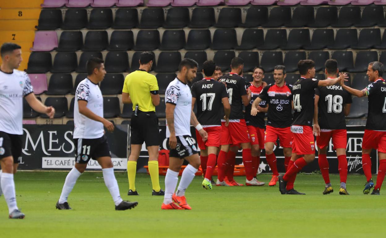 Los jugadores de la UD Logroñés celebran un gol en el Helmántico ante el Salamanca CF UDS. 