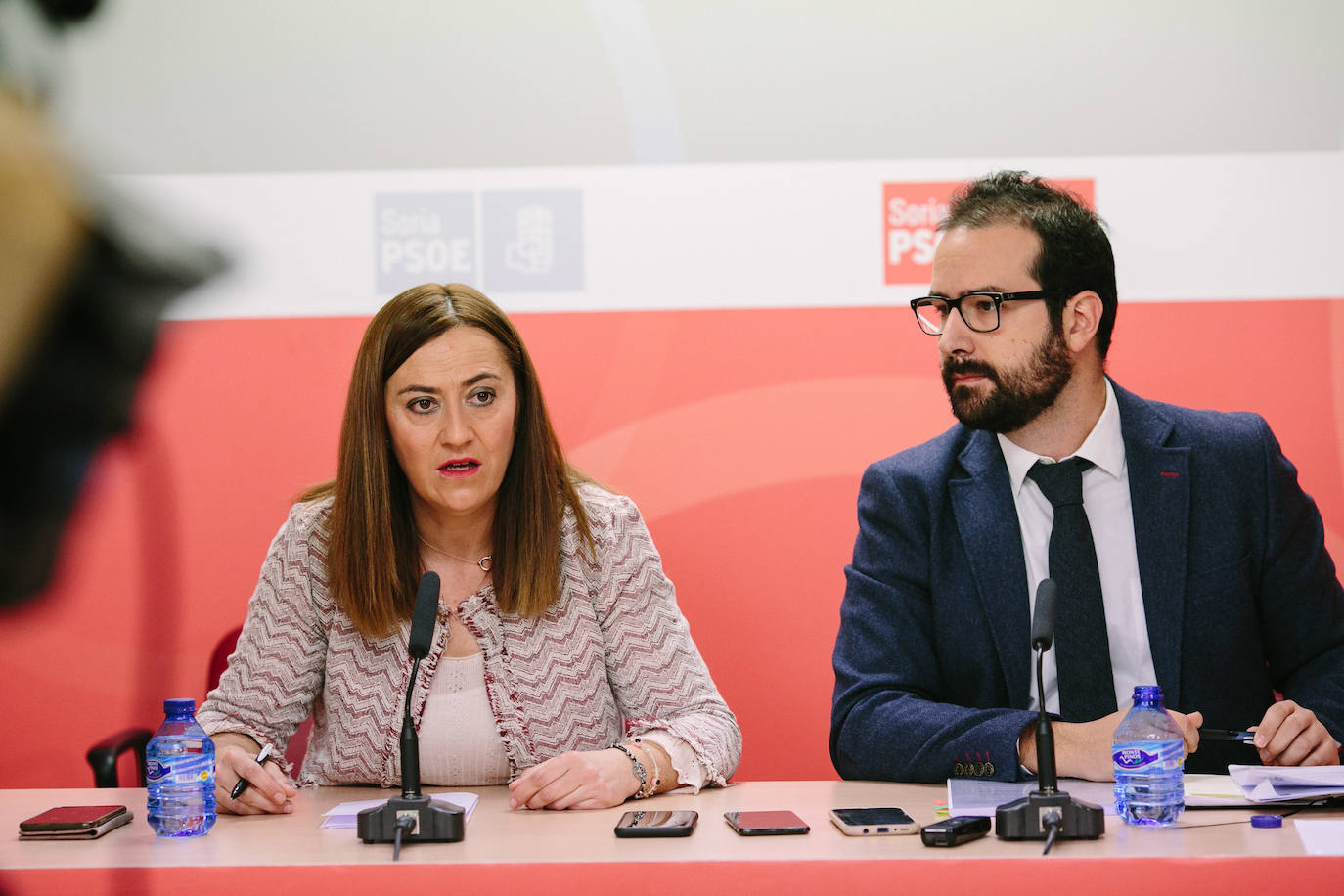 La viceportavoz del Grupo Socialista y procuradora por Soria, Virginia Barcones, y el parlamentario Ángel Hernández, informan sobre las políticas de la Junta de Castilla y León.