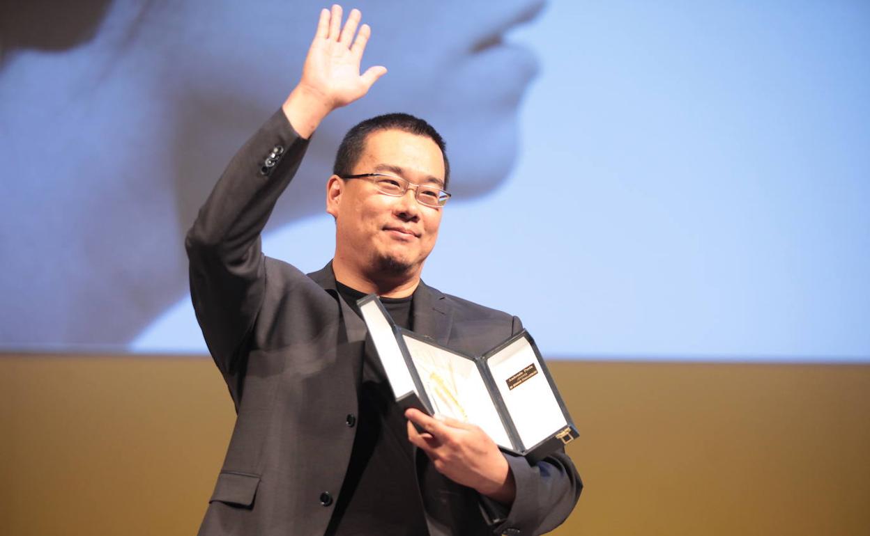 Bong Joon-ho, en Valladolid en 2014, recogiendo su Espiga de Honor. 