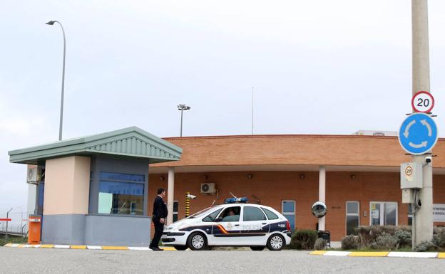 Coche de Policía Nacional en la entrada de la cárcel de Segovia, este lunes por la mañana. 