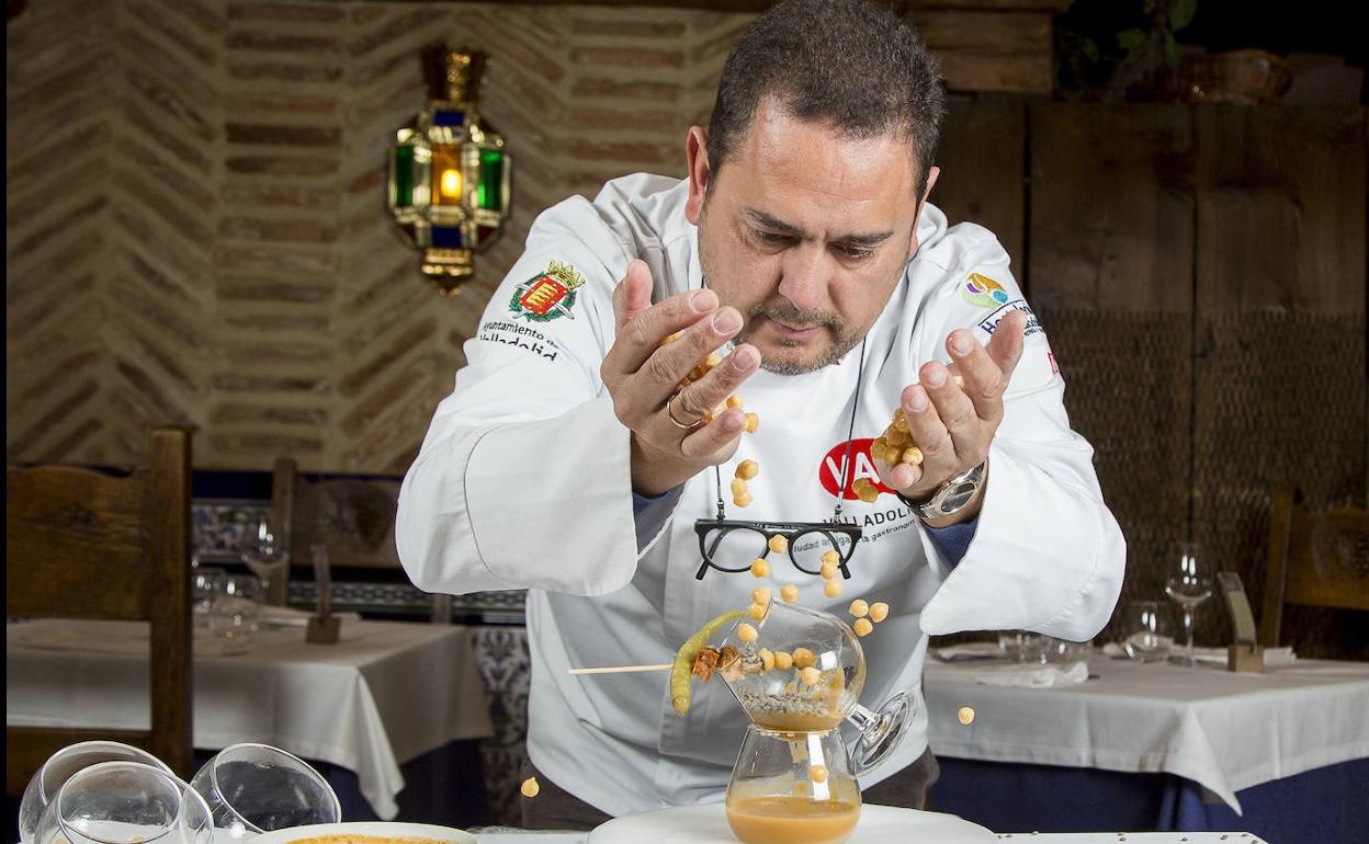 Un cocinero juega con las legumbres antes de elaborar un plato.