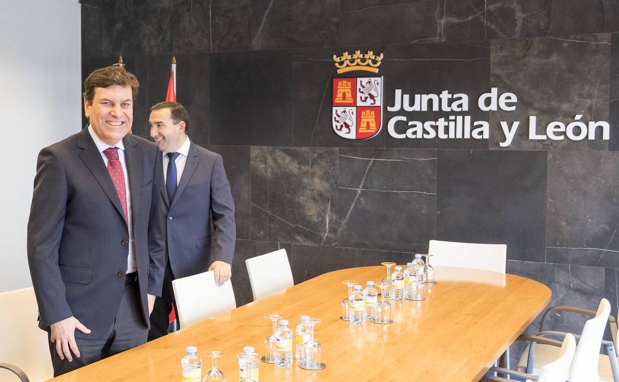El consejero de Economía y Hacienda de la Junta de Castilla y León, Carlos Fernández Carriedo, mantiene una reunión de trabajo en el Servicio Territorial de Hacienda de Salamanca.