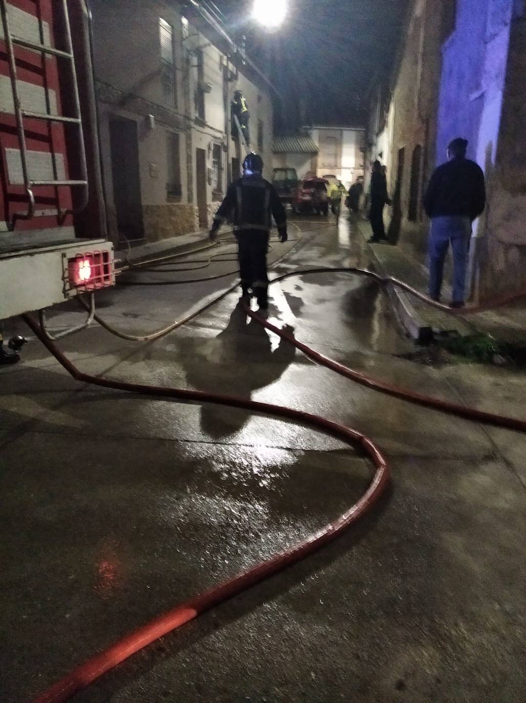 Bomberos intervienen en el incendio de Navas de Oro.