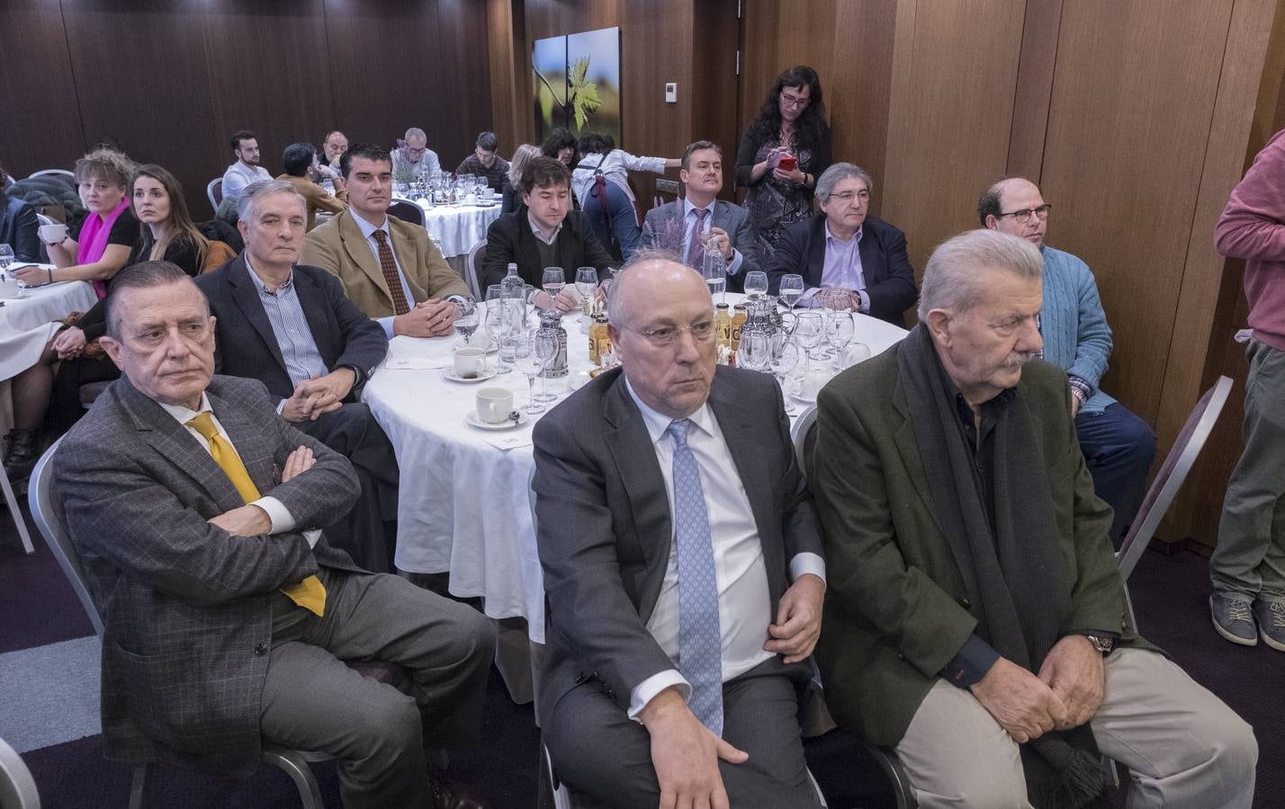 El obispo auxiliar de Valladolid defiende en el Foro de El Norte una visión más humanista de la sociedad y la economía basada en el respeto a las ideas de los demás.