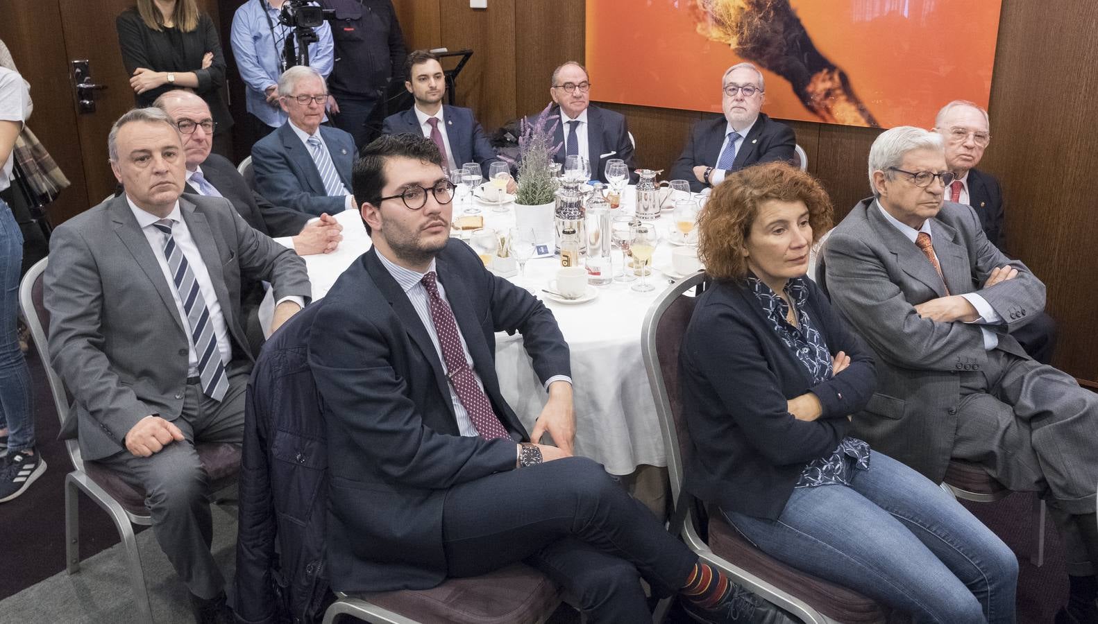 El obispo auxiliar de Valladolid defiende en el Foro de El Norte una visión más humanista de la sociedad y la economía basada en el respeto a las ideas de los demás.