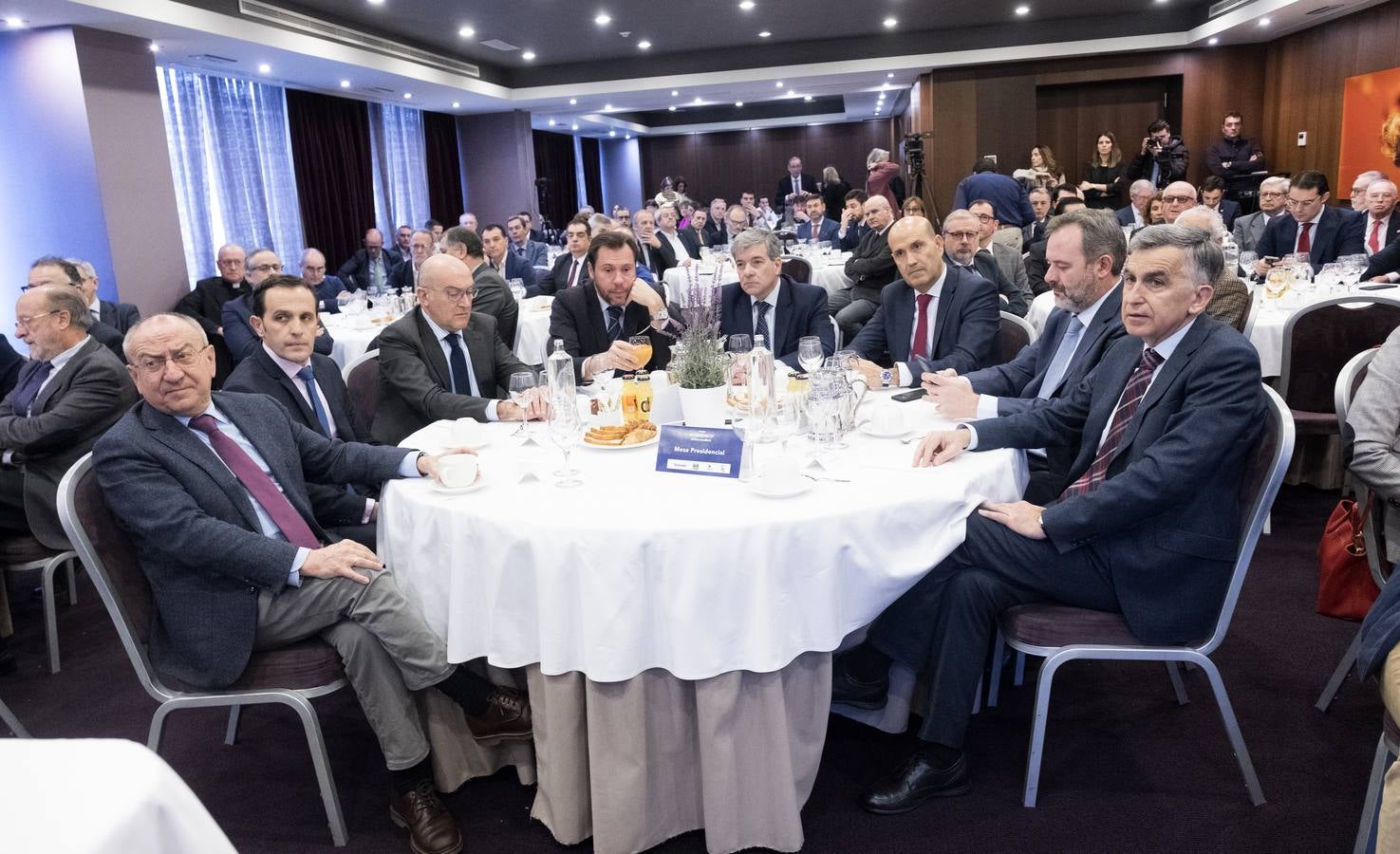 El obispo auxiliar de Valladolid defiende en el Foro de El Norte una visión más humanista de la sociedad y la economía basada en el respeto a las ideas de los demás.