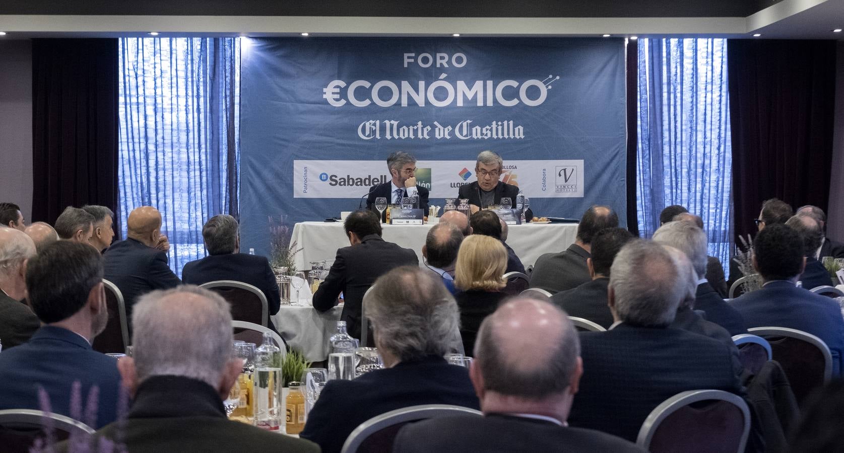 El obispo auxiliar de Valladolid defiende en el Foro de El Norte una visión más humanista de la sociedad y la economía basada en el respeto a las ideas de los demás.