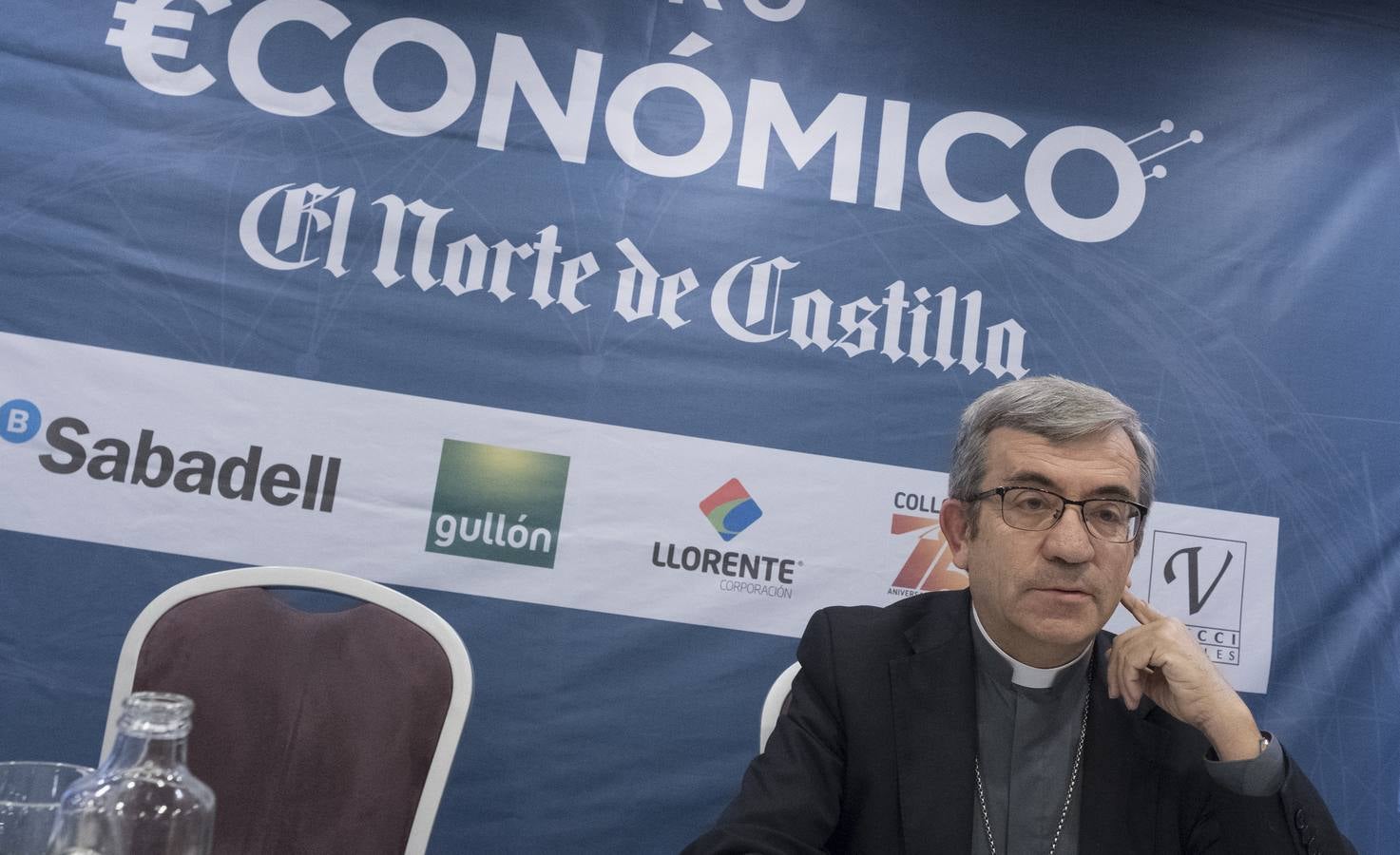 El obispo auxiliar de Valladolid defiende en el Foro de El Norte una visión más humanista de la sociedad y la economía basada en el respeto a las ideas de los demás.