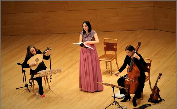 Alicia Lázaro, al laúd, la soprano Delia Agúndez, y María Alejandra Saturno, con la viola da gamba. 