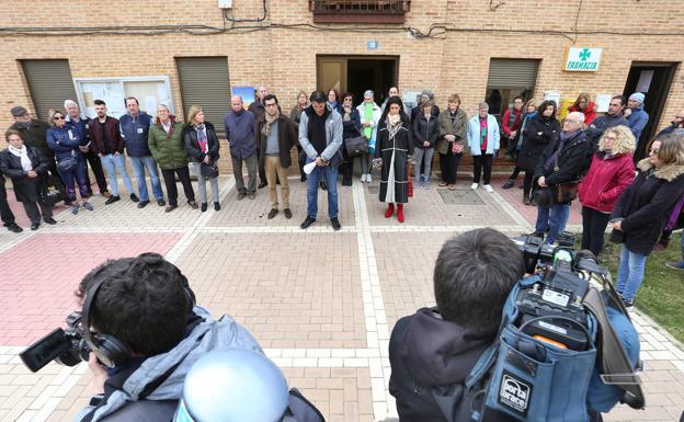 Concentración de vecinos de Husillos, ayer, a la puerta del Ayuntamiento. 