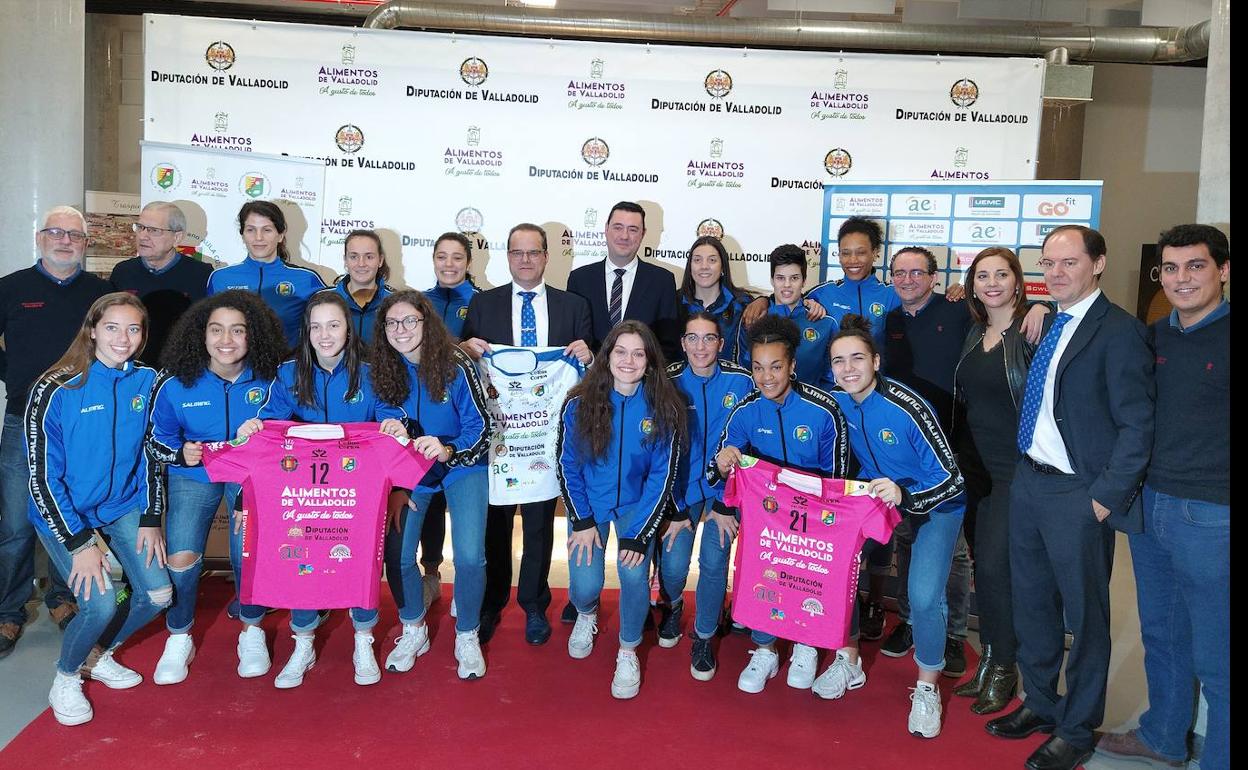 Integrantes de la plantilla del Aula Alimentos de Valladolid tras conocer el desenlace del sorteo. 