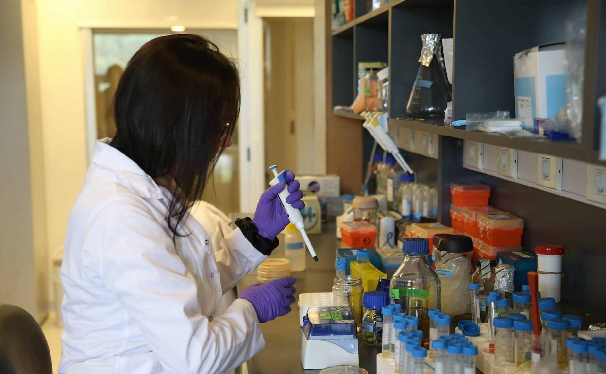 Una investigadora del Laboratorio de Genómica Microbiana del Instituto Pasteur de Montevideo. 