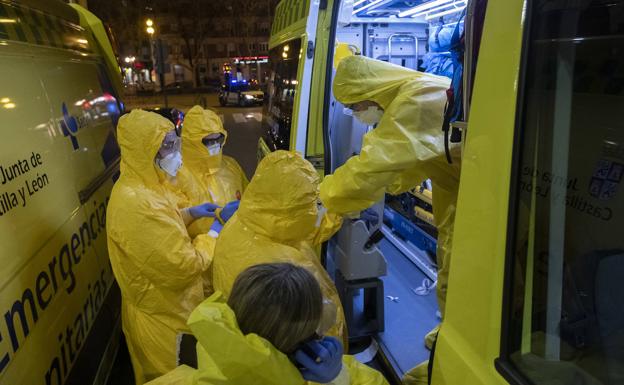 Profesionales con sus equipos de protección, en la ambulancia la noche del lunes.. 