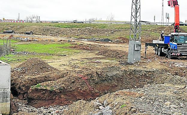 Trabajos en el vial paralelo a la SG-20 en la zona próxima a la carretera de Palazuelos de Eresma. 