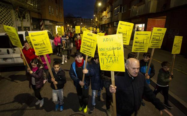 Apertura de la movilización de los vecinos de Pilarica en la calle Nueva del Carmen. 