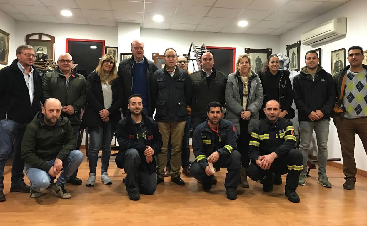 Algunos de los bomberos y la junta directiva junto al alcalde y ediles.