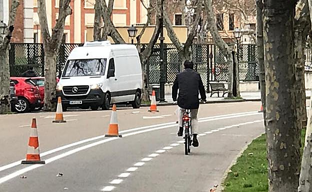 Estreno del nuevo carril bici de Filipinos, que solo permite el tráfico a la plaza de Colón de Valladolid