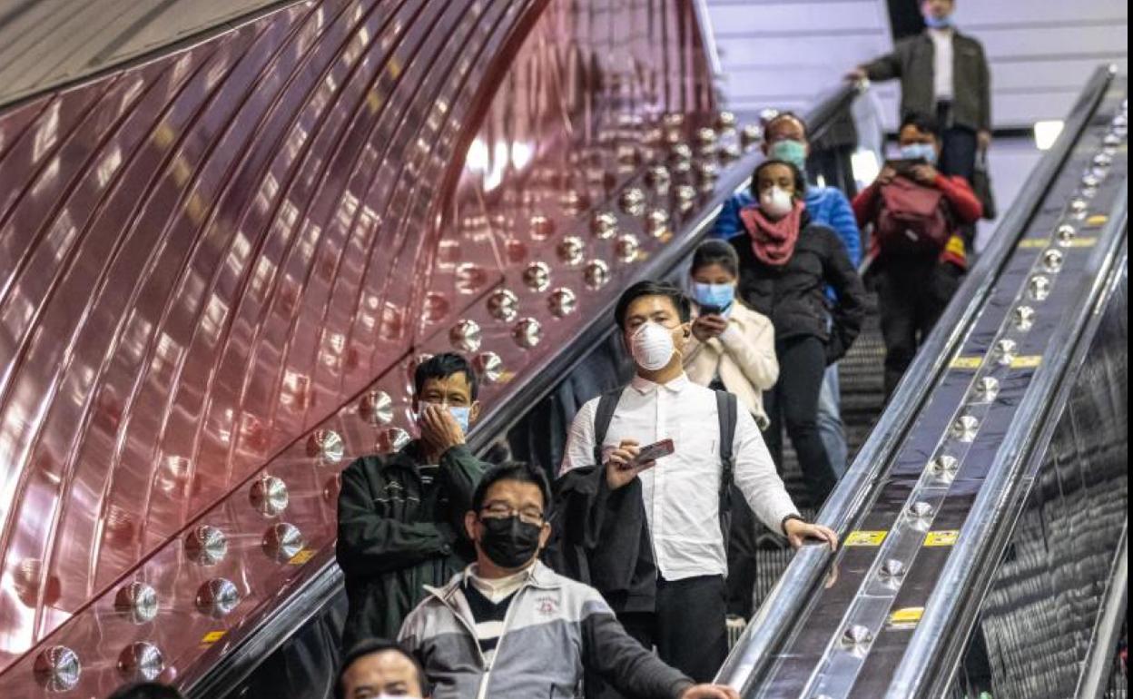 Pasajeros del metro de Guangzhou, en China.