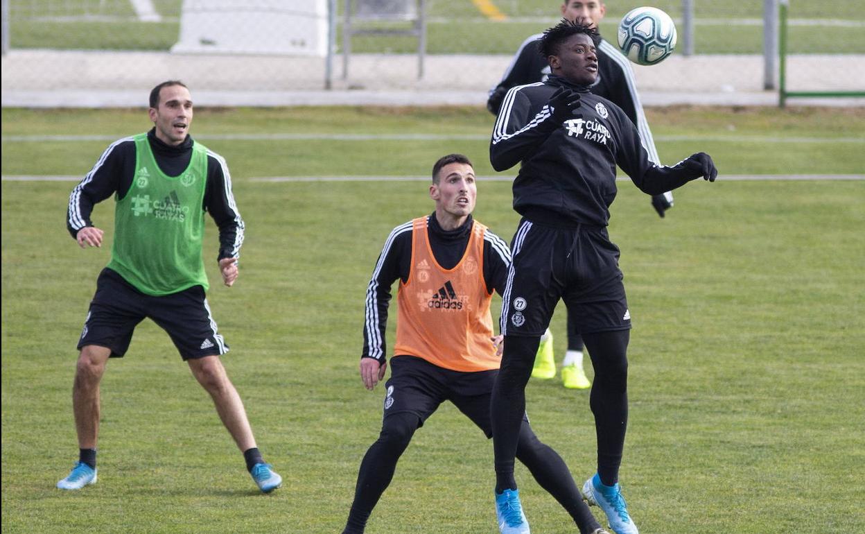 Fede San Emeterio, con peto naranja, durante un entrenamiento del Real Valladolid. 
